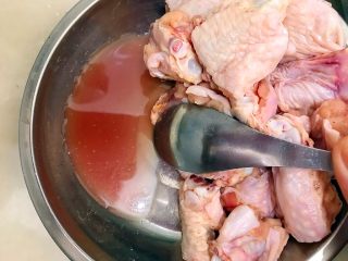 创意料理の蒜香茄汁鸡中翅,撇去腌制鸡翅的汁水