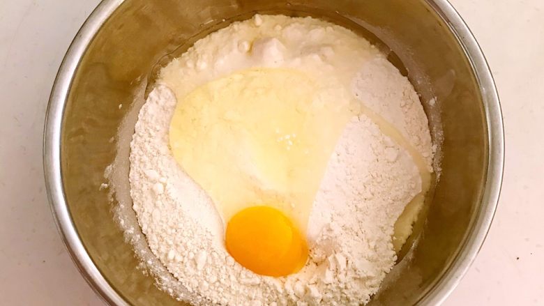 新疆烤馕,把鸡蛋打入面粉中