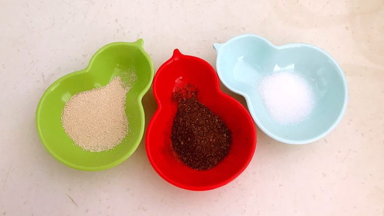 新疆烤馕,准备食材：酵母，花椒粉和精盐