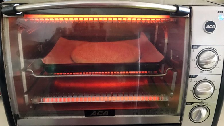 新疆烤馕,把烤盘放入预热好的烤箱里，上下火220W，烤15分钟