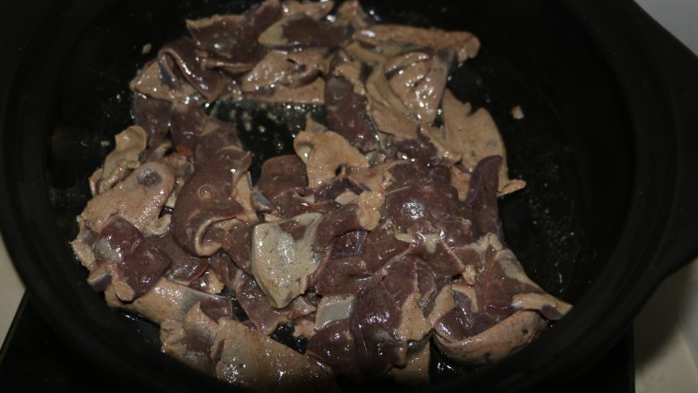 爆炒猪肝,锅内倒入适量食用油，先放入腌制好的猪肝翻炒。