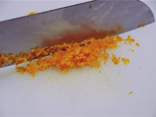 法甜Elysees——天国乐园,中等大的橙子，取新鲜橙皮。只选取橙色的部分，白色的部分不能要。然后切成橙花蓉。