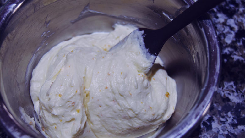 法甜Elysees——天国乐园,拌好后的奶酪特别的香味四溢。然后可以在容器内，也可以装在裱花袋中。24小时候食用。