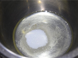 法甜Elysees——天国乐园,接下来制作手指饼干的部分。将蛋清加入白糖打发。