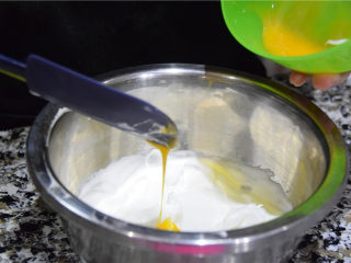 法甜Elysees——天国乐园,将蛋黄加入蛋清内，分两次加入。