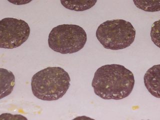 健康紫薯燕麦饼干,170度预热烤箱
在饼干上擦一层薄薄的蛋液
170烤20分钟即可取出凉却食用了