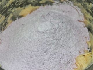 健康紫薯燕麦饼干,打至完全乳化（没有油水分离）
筛入混合粉
切拌至无干粉状