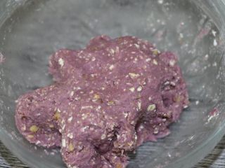 健康紫薯燕麦饼干,用手抓捏均匀即可
