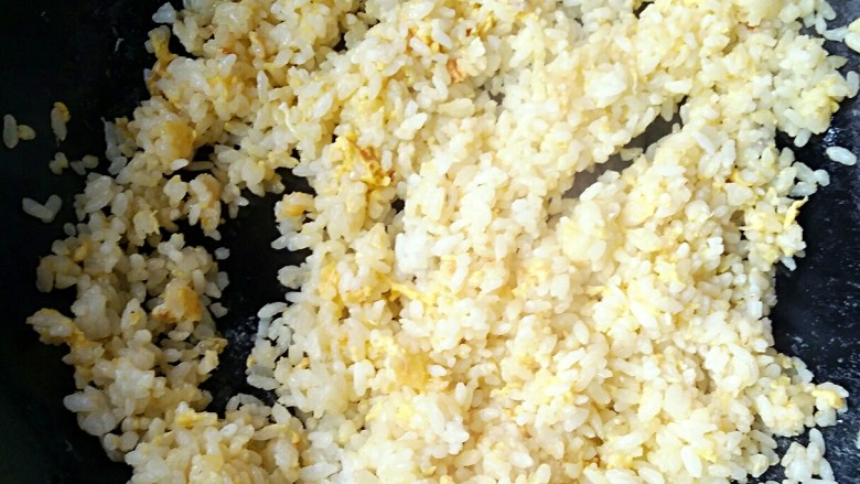吉祥如意蛋炒米,加适量的盐翻炒均匀。