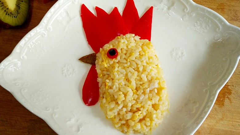 吉祥如意蛋炒米,把炒好的米饭盛入盘中，调整一下形状即可。