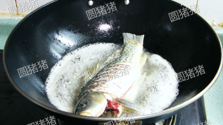 四川豆瓣鱼,锅内烧热油至170度，放入鱼保持中火炸。