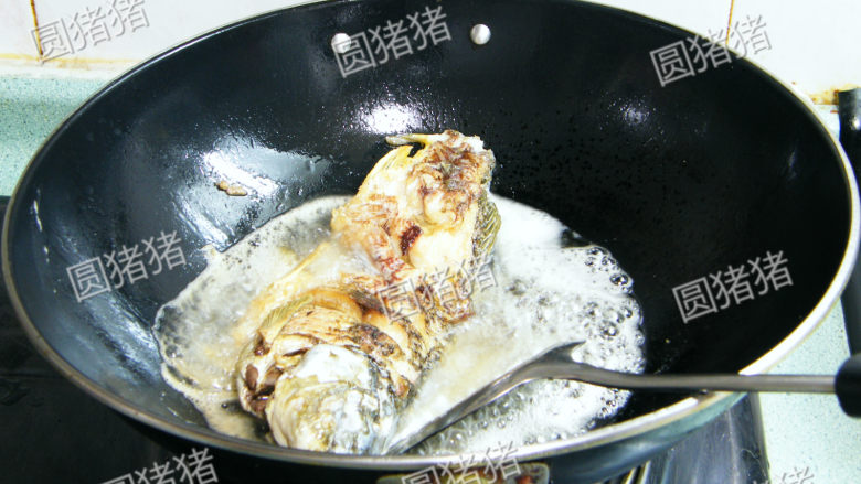 四川豆瓣鱼,炸至硬身后，翻面再炸另一面，直至炸至金黄色，捞起沥干油备用。