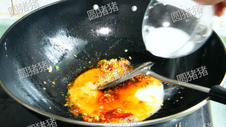 四川豆瓣鱼,将水淀粉材料在碗内调匀，倒入锅内。