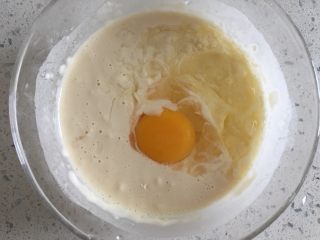 藕夹子,面粉、淀粉加入鸡蛋、盐、水，搅拌至筷子挑起挂糊，低落时成直线，下面有堆叠花纹
