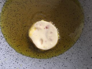 藕夹子,锅中倒入菜籽油至六分热，放入藕夹子