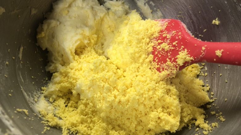 玛格丽特饼干（抹茶味）,用细的网筛把蛋黄过筛到容器里，用刮刀翻拌混合均匀。