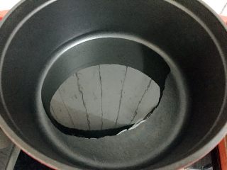 红烧猪蹄,锅中倒入适量的食用油烧热