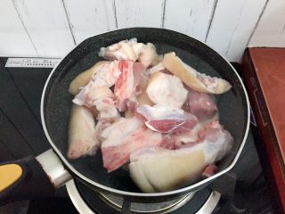 红烧猪蹄,冷水下锅，放入猪蹄