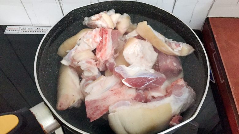 红烧猪蹄,冷水下锅，放入猪蹄