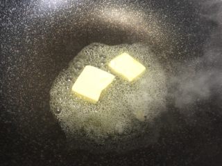 抹茶雪花酥,开小火，黄油放锅里融化。