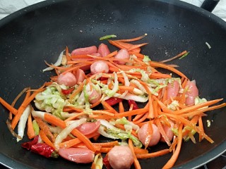 香辣小炒面（制作碱面过程）,蔬菜翻炒变软就可以了。