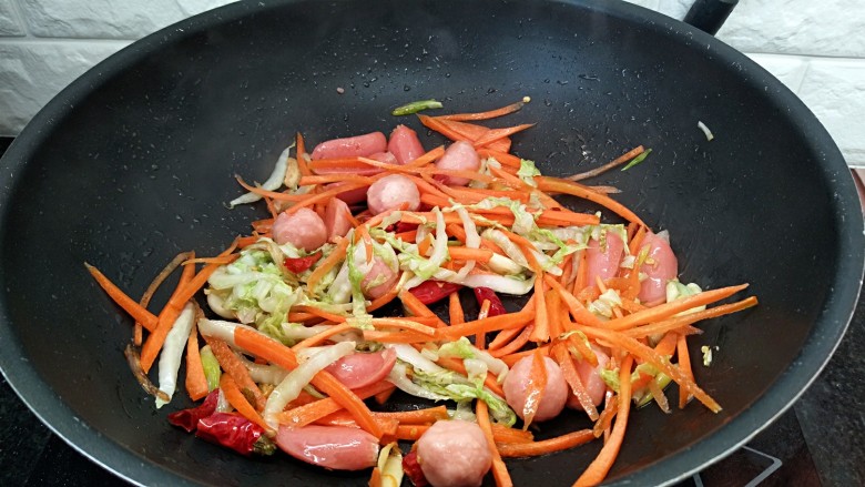 香辣小炒面（制作碱面过程）,蔬菜翻炒变软就可以了。