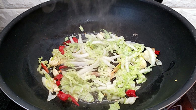 香辣小炒面（制作碱面过程）,放入白菜叶中火煸炒几下。