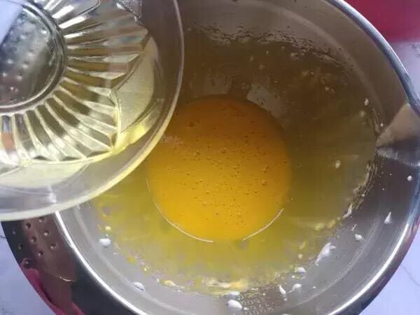 Q弹耶冻树桩蛋糕,蛋黄加植物油，用电动打蛋器搅打乳化