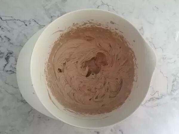 Q弹耶冻树桩蛋糕,将冷藏的巧克力奶油拿出打发