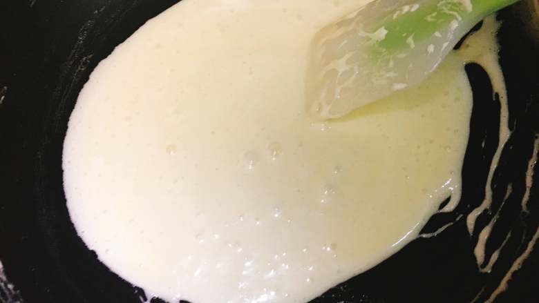 清新抹茶牛乳坚果牛轧糖（棉花糖版）,加热搅动至棉花糖完全融化。 继续加热翻动10-20秒。