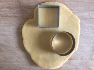新年糖霜饼干,用模具压出形状