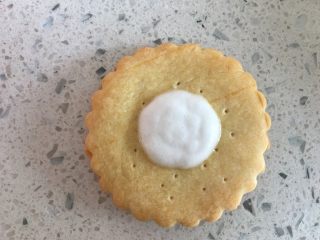 新年糖霜饼干,用白色糖霜装入裱花袋，在饼干中间画个圆