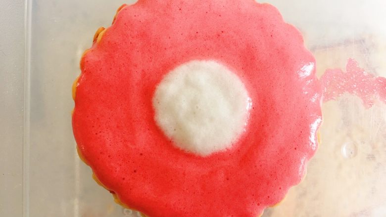 新年糖霜饼干,白色干后在外围挤上红色糖霜