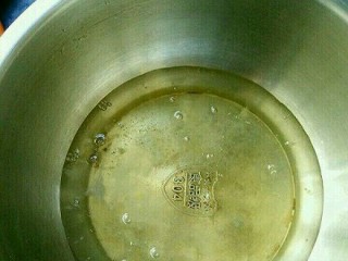 可可旋风卷,蛋清放在无水无油的盆里，加入几滴醋，用打蛋器打发。