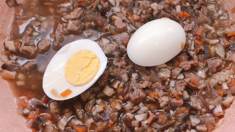 #宝宝辅食#番茄肉燥饭 24M+,将熟鸡蛋切成两半，在牛肉快煮好时加入；