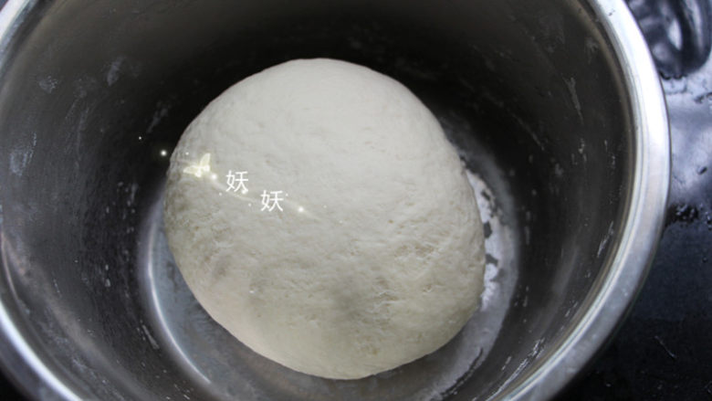 小白鸽馒头,将牛奶倒入面粉，揉成均匀的面团。盖上保鲜膜发酵。