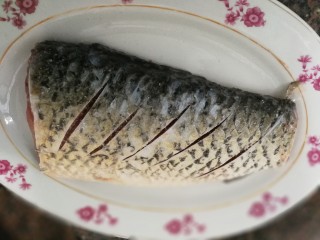 陈皮蒸鱼,鱼放在盘子里，用少许盐抹均匀