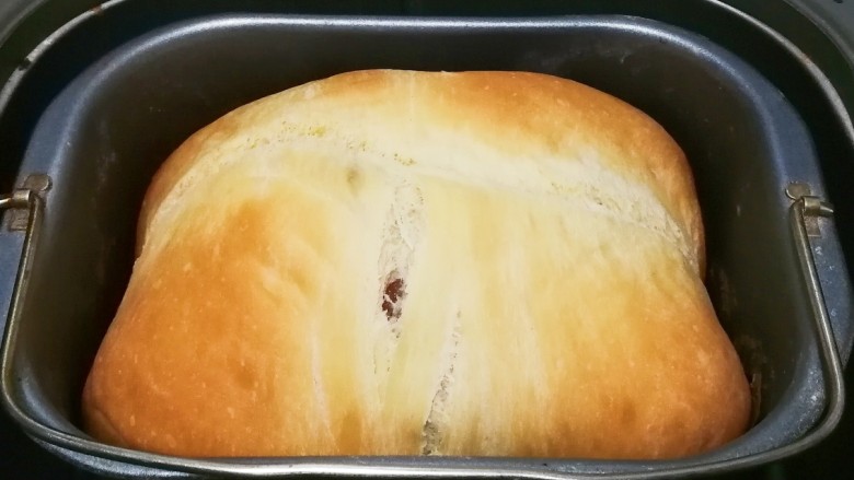 酸甜葡萄干面包,面包机工作时间完成，打开面包机，看葡萄干要跑出来了