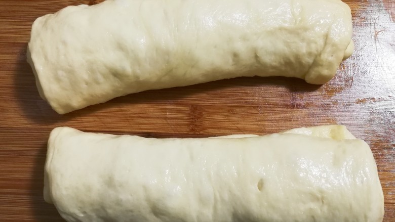 酸甜葡萄干面包,从一边卷起来