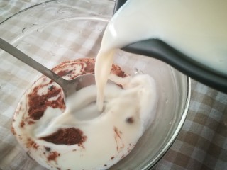 家宴甜点～双色奶冻小方,从锅中倒入一半的牛奶椰浆