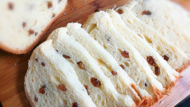 酸甜葡萄干面包,切开面包看看里面还不错吧