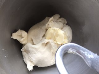 中种白吐司（70%中种）,发酵好的种面团剪成小块和主面团材料放一起揉到面团至扩展状态加入黄油。