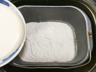 雪白刀切卷子,放入发酵粉水