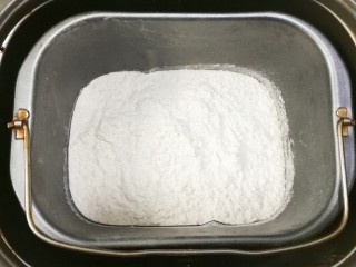 雪白刀切卷子,称量出500克面粉放入面包机里