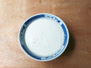 雪白刀切卷子,温水和发酵粉放入砂糖小碗里搅拌均匀