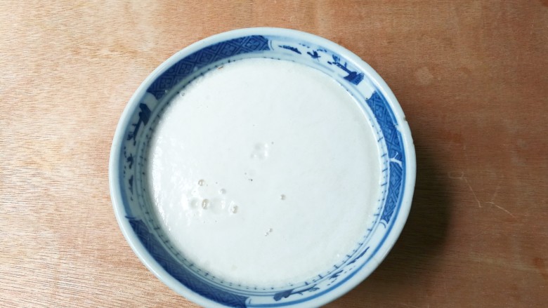雪白刀切卷子,温水和发酵粉放入砂糖小碗里搅拌均匀