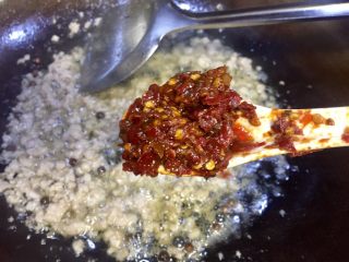 #年味儿#红红火火麻婆豆腐,肉末炒散炒出油水放入一勺豆瓣酱