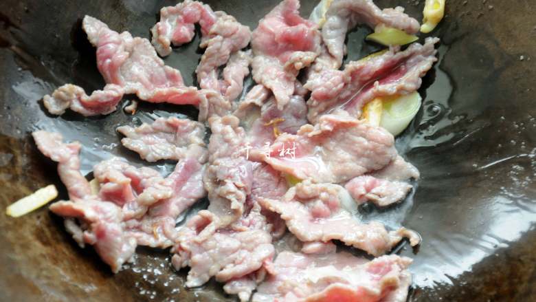 孜然牛肉炒拉条 家常面条百吃不厌的美味做法,下入处理好的牛肉片翻炒到稍微变色，这时候可以放心大胆的翻炒，怎么炒牛肉片都不会老。
