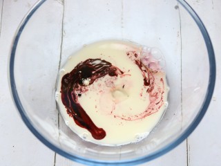 爱心水果裸蛋糕,玉米油，牛奶，红丝绒液混合在一起搅拌均匀