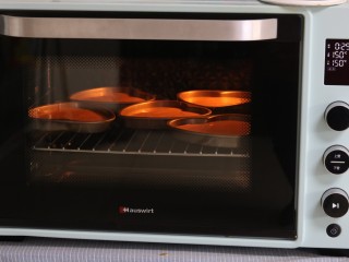 爱心水果裸蛋糕,放入预热好的烤箱。上下火150°，30分钟即可